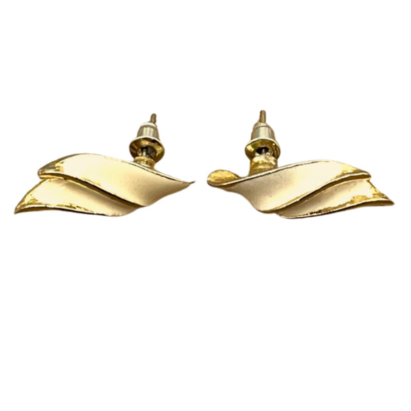 Vintage Cream Enamel Gold Tone Metal Curve Twist Shape Jewelry Earrings - Picture 1 of 4